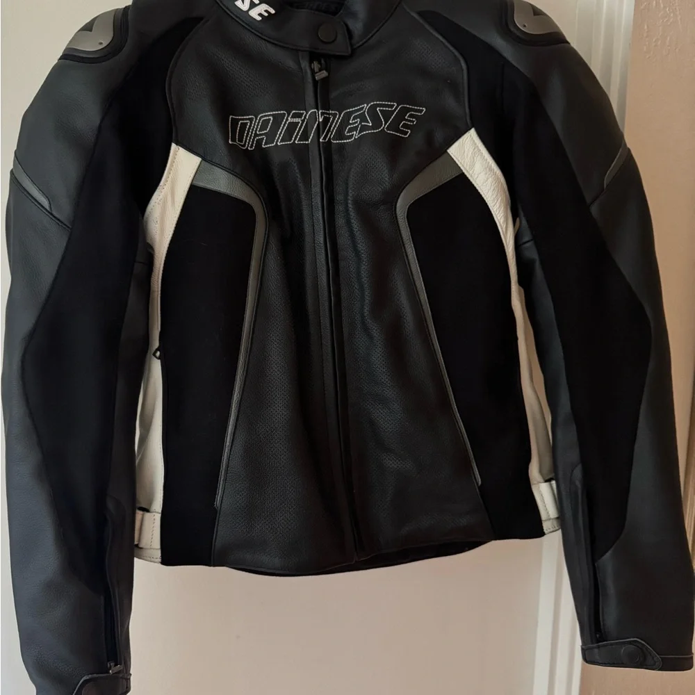 Dainese Black and White Leather Jacket G. Pelle Lady D1 jacket like new 42 Small - Picture 2 of 15